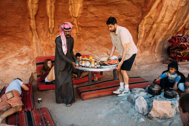 le repas servit par un bédouin et un touriste dans le wadi rum