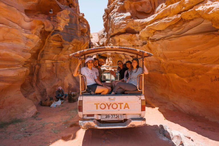 touristes dans une jeep dans le désert du wadi rum