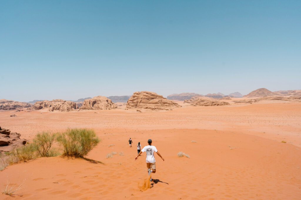 touristes qui font une randonnée dans le wadi rum