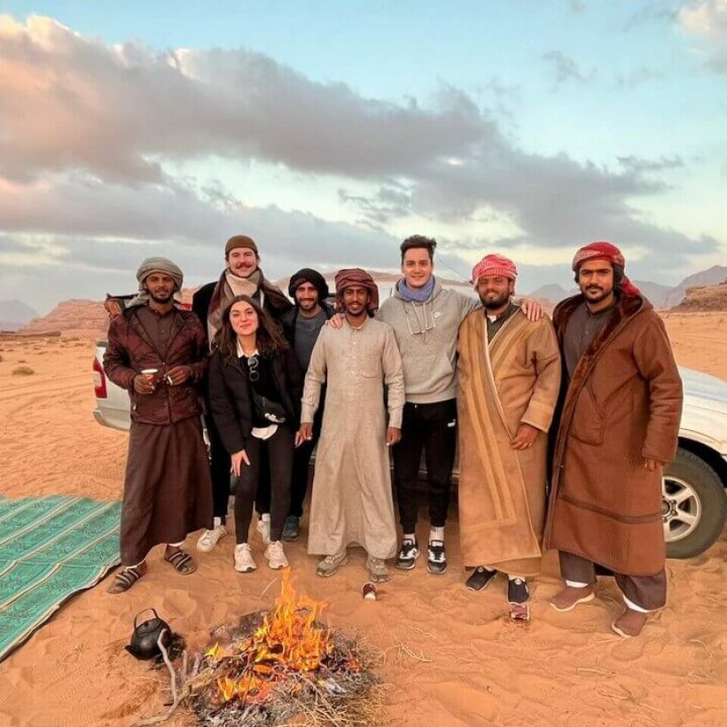 guides bédouins et touristes dans le wadi rum